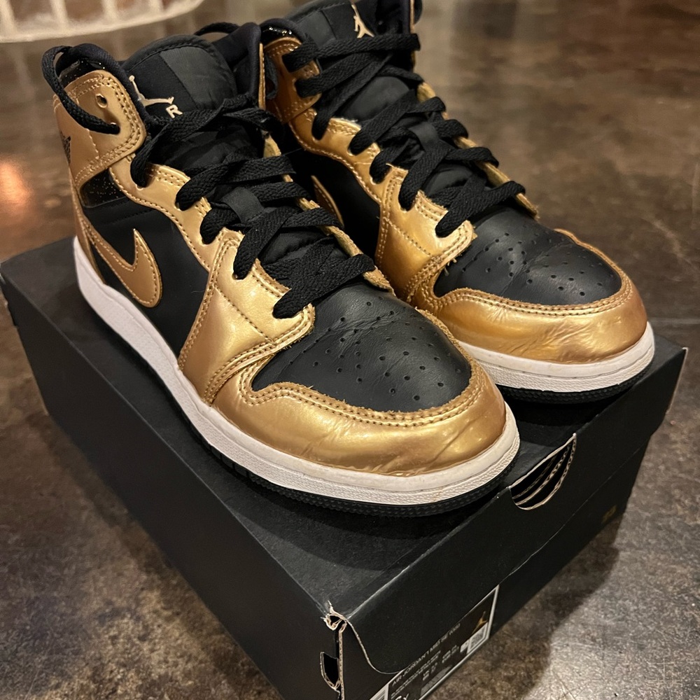 Jordan 1 Mid SE Sneakers in Black and metallic Gold, size 6y